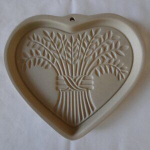 The Pampered Chef Bountiful Heart Stoneware Mold Made in USA - New in Box